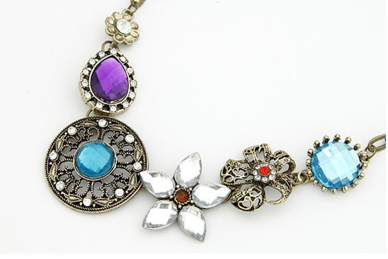 Fancy diamond inlaid vintage flower necklace