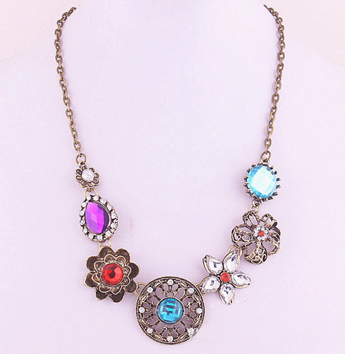 Fancy diamond inlaid vintage flower necklace