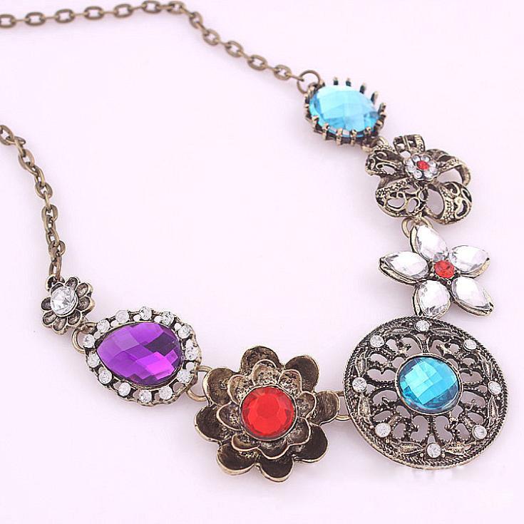 Fancy diamond inlaid vintage flower necklace