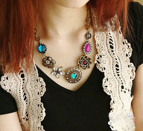 Fancy diamond inlaid vintage flower necklace