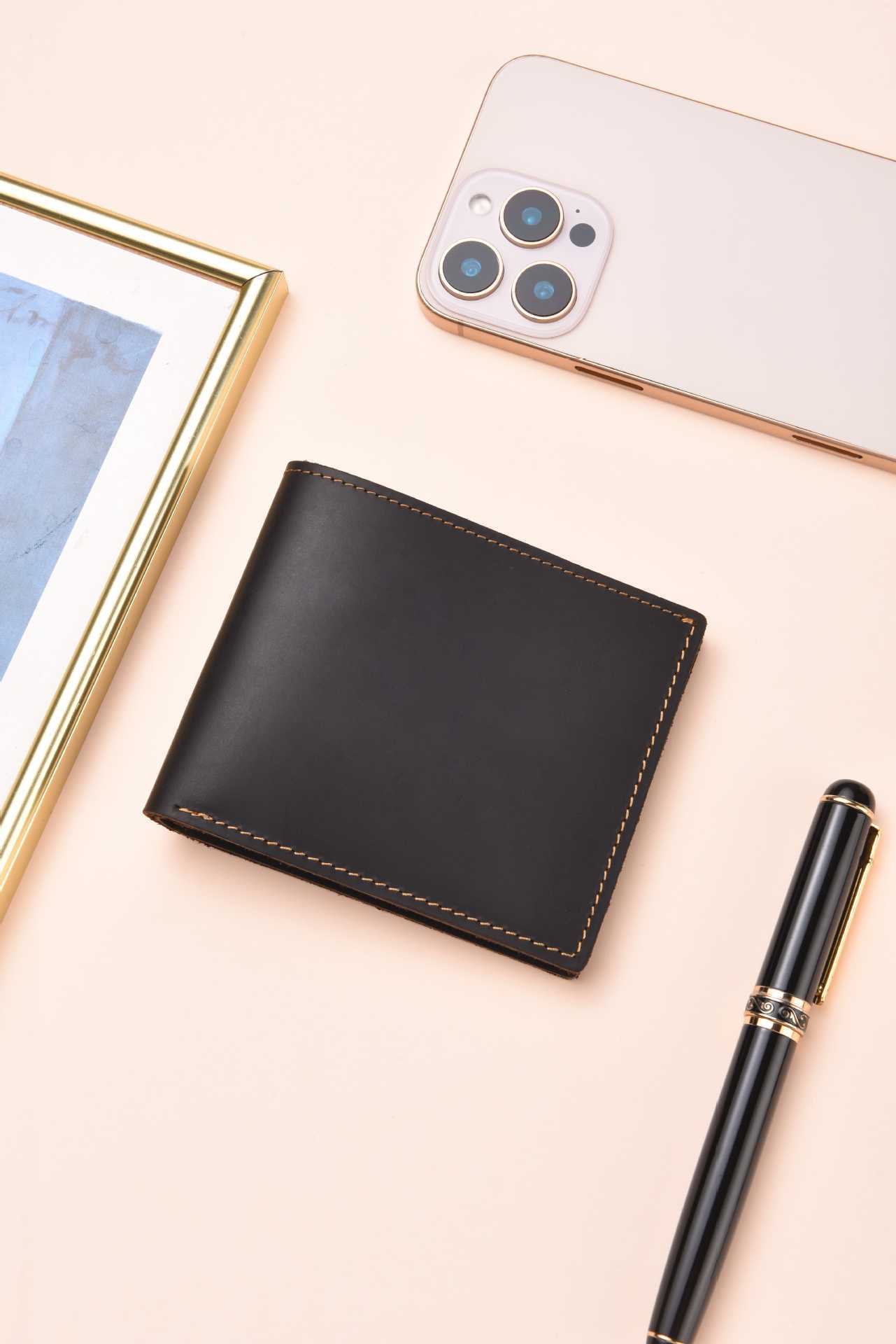 Men's Short Bi-fold Wallet Made From Full-grain Cowhide
