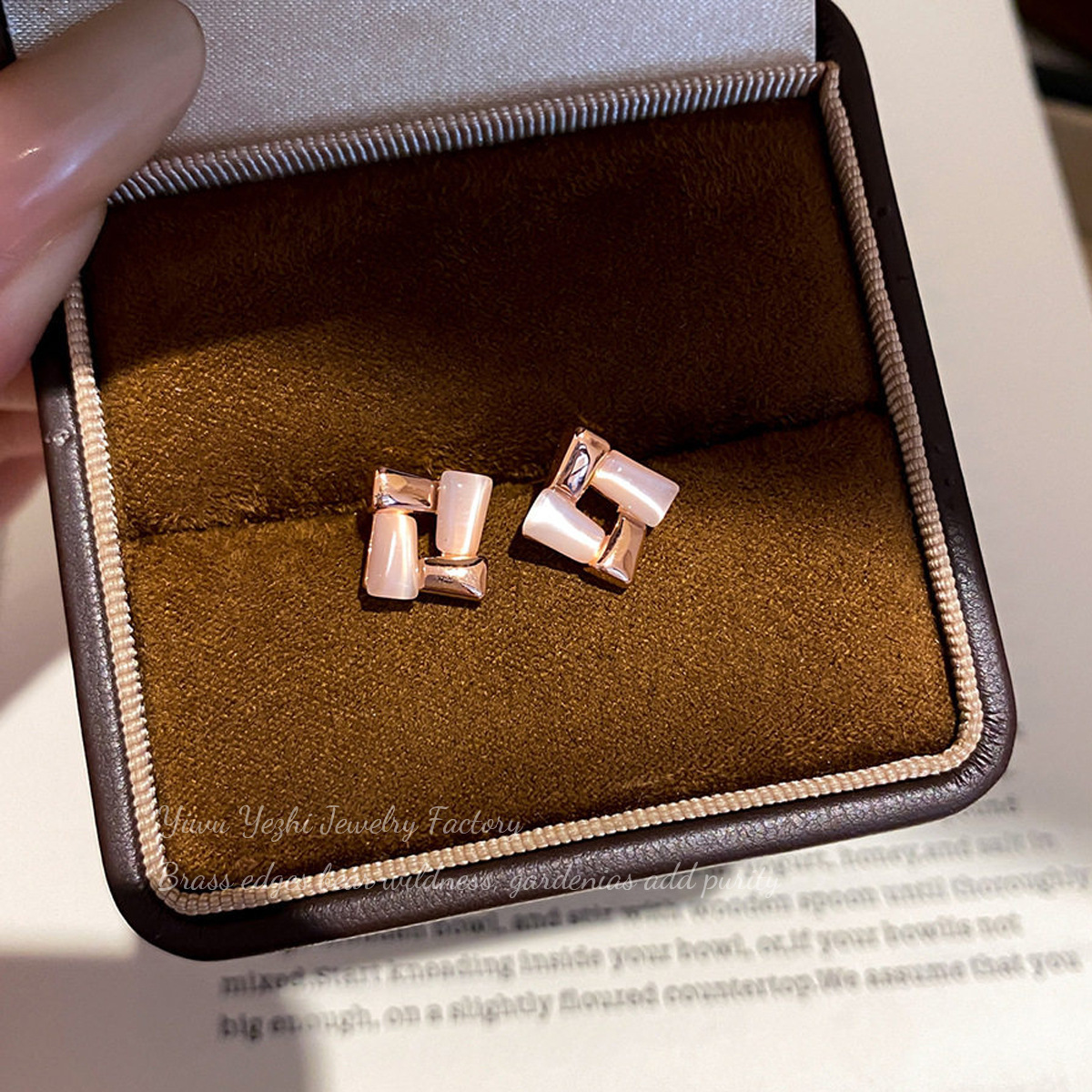 Rose Gold Geometric Patchwork Pink Mother-of-pearl Earrings, Simple And Elegant, Suitable For Everyday Wear And Commuting, A Stylish Accessory For Women