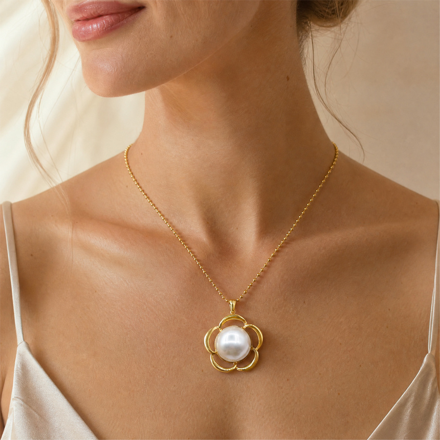 Gold Plated Stainless Steel Flower Pearl Pendant Necklace for Women, Hollow Floral Faux Pearl Beaded Chain Necklace, Elegant Wedding Party Statement Jewelry Gift