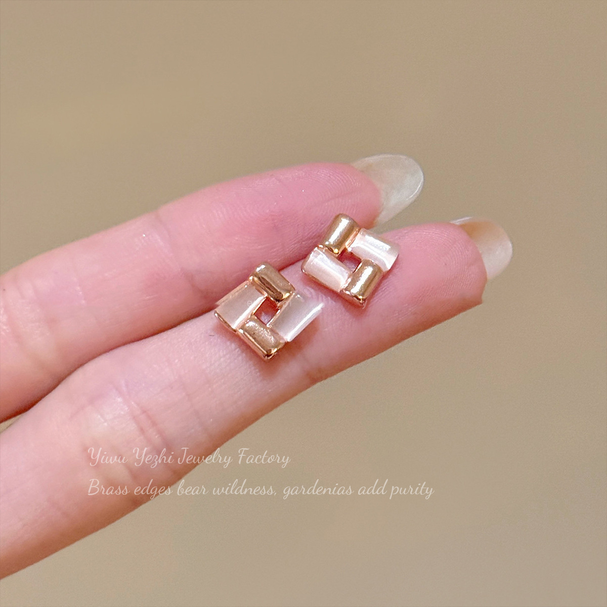 Rose Gold Geometric Patchwork Pink Mother-of-pearl Earrings, Simple And Elegant, Suitable For Everyday Wear And Commuting, A Stylish Accessory For Women