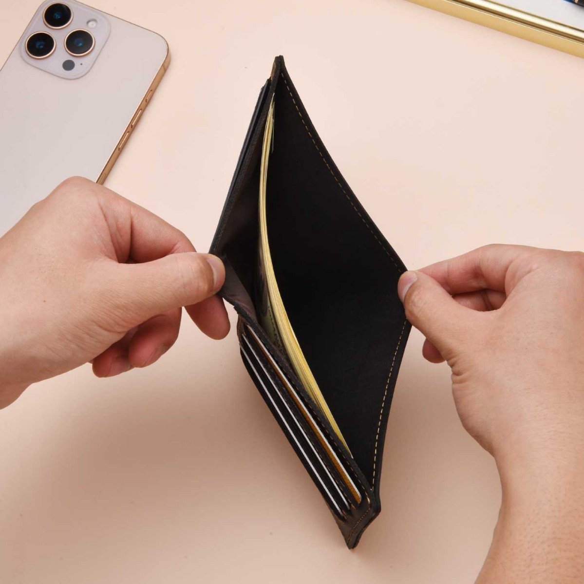 Men's Short Bi-fold Wallet Made From Full-grain Cowhide