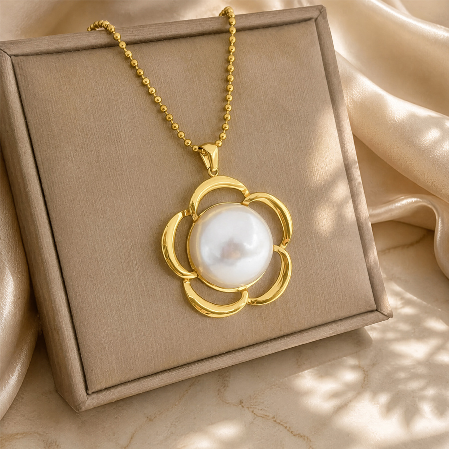 Gold Plated Stainless Steel Flower Pearl Pendant Necklace for Women, Hollow Floral Faux Pearl Beaded Chain Necklace, Elegant Wedding Party Statement Jewelry Gift