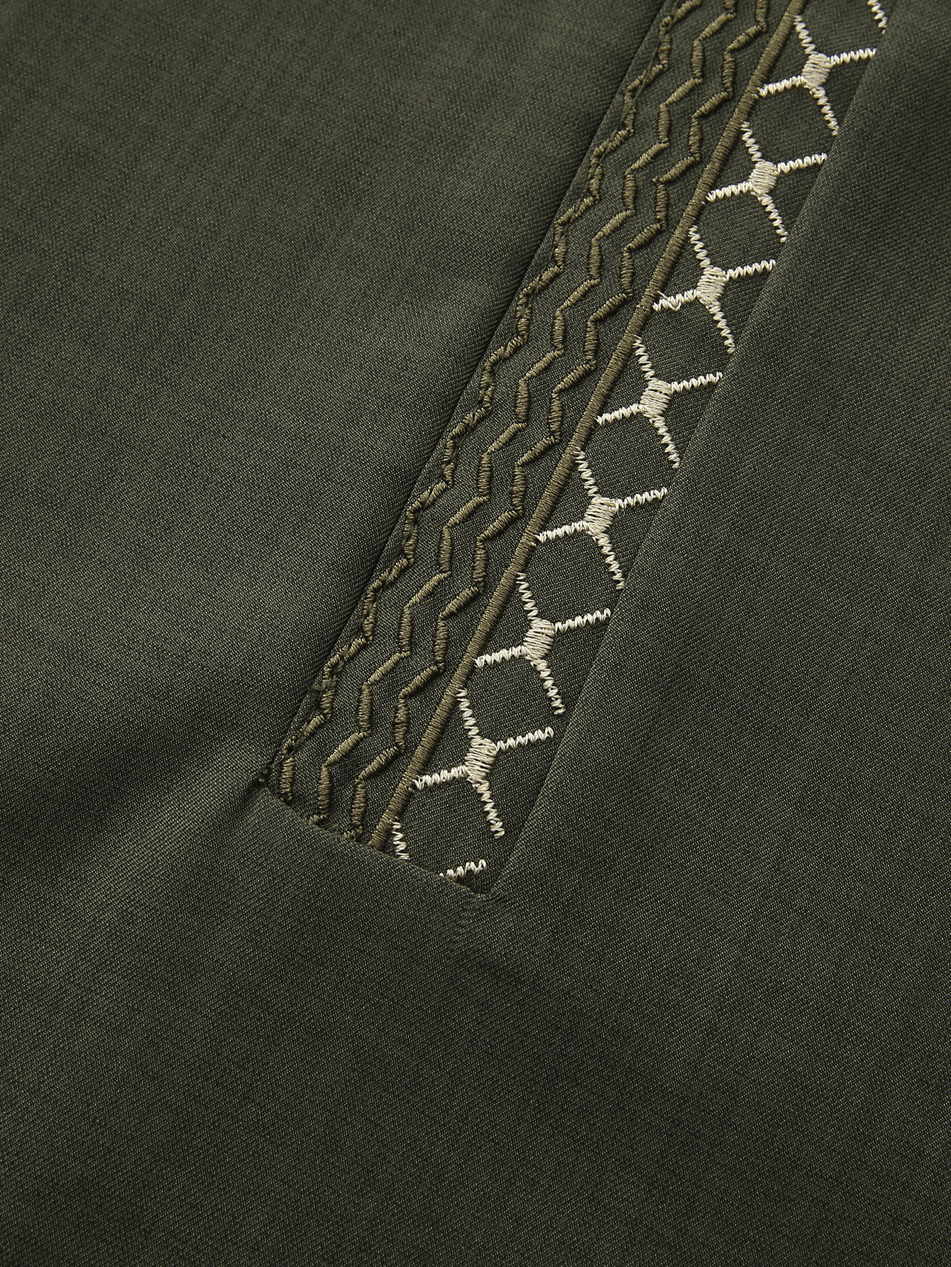 Elegant Loose-fitting Middle Eastern Mens Clothing With A Mandarin Collar